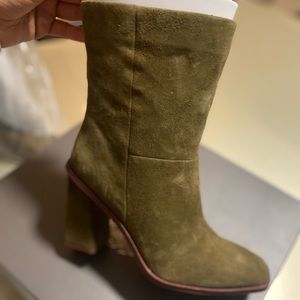 Brand new Vince Camuto booties size 6 Olive green sued